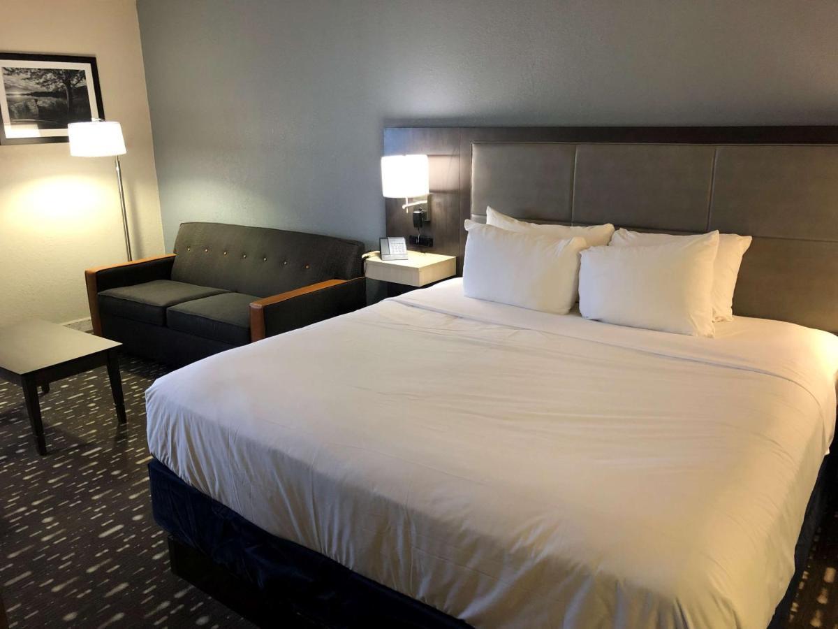 Country & By Radisson, Auburn, In Hotel