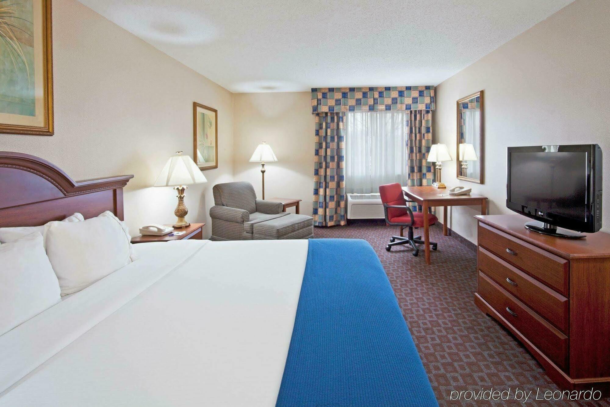 Country & By Radisson, Auburn, In 3*