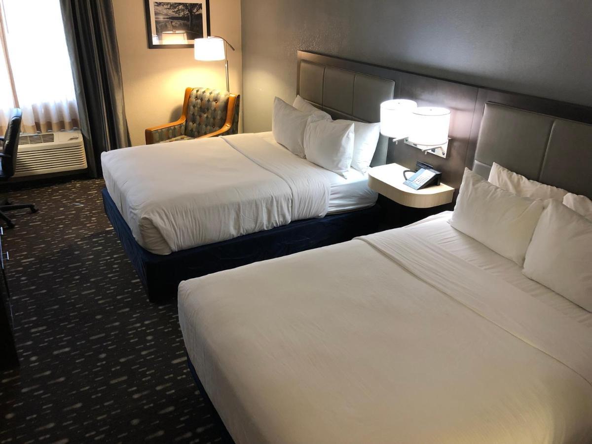 Country & By Radisson, Auburn, In